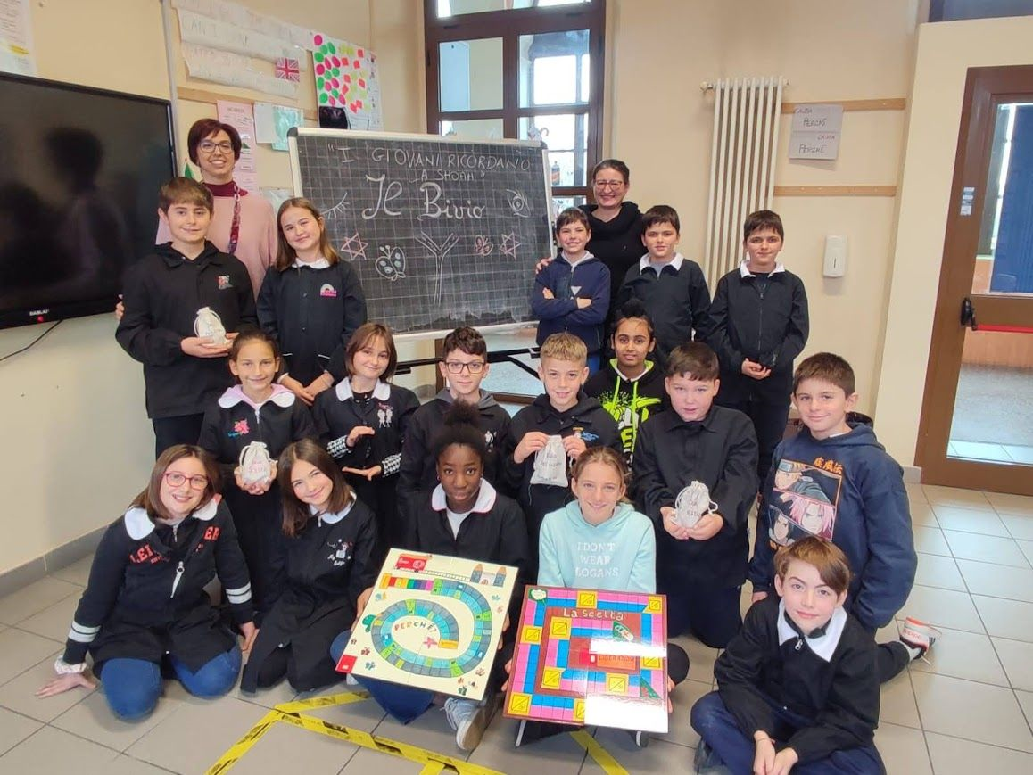 La classe V della Primaria con le insegnanti